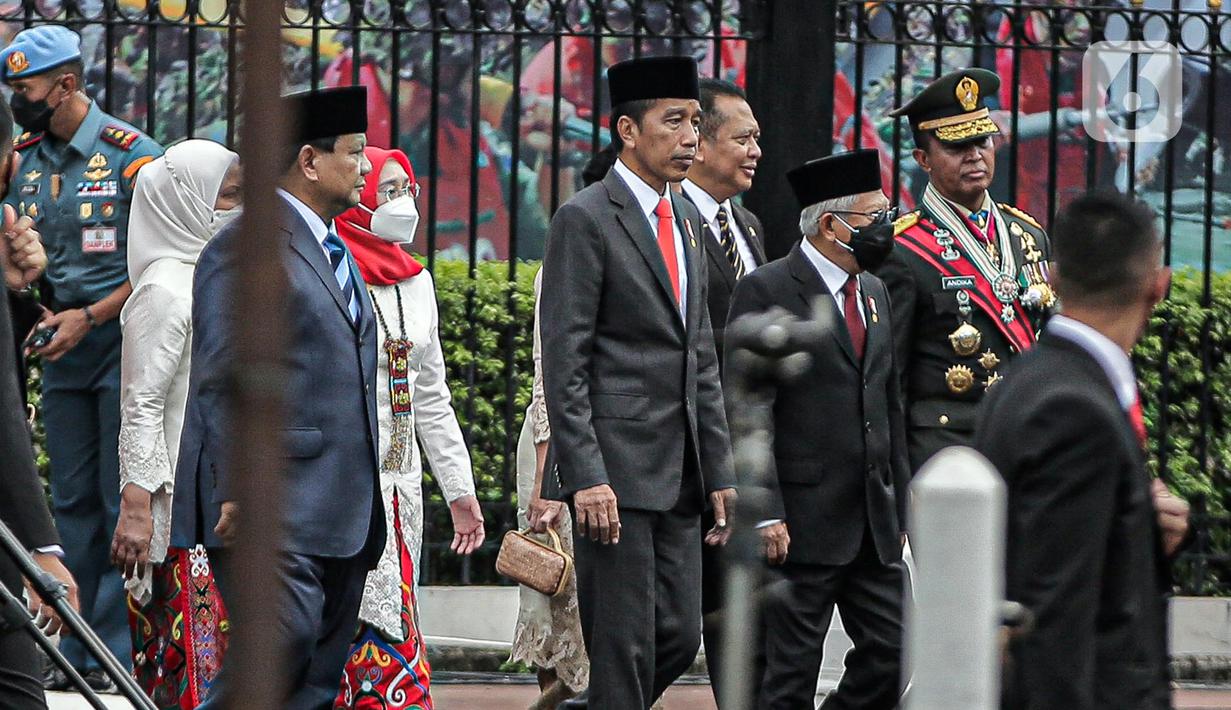 Presiden Joko Widodo atau Jokowi (tengah) bersama Wakil Presiden Ma'ruf Amin, Menteri Pertahanan Prabowo Subianto, dan Panglima TNI Jenderal Andika Perkasa menyaksikan defile yang menampilkan pasukan tiga matra TNI di depan Istana Merdeka, Jakarta, Rabu (5/10/2022). Kegiatan yang diikuti oleh seluruh kesatuan jajaran TNI ini dalam rangka menyambut HUT ke-77 TNI. (Liputan6.com/Faizal Fanani)