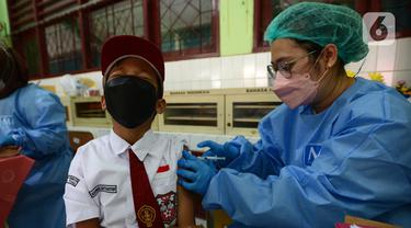 Anak-Anak SD di Jakarta Timur Jalani Vaksinasi COVID-19