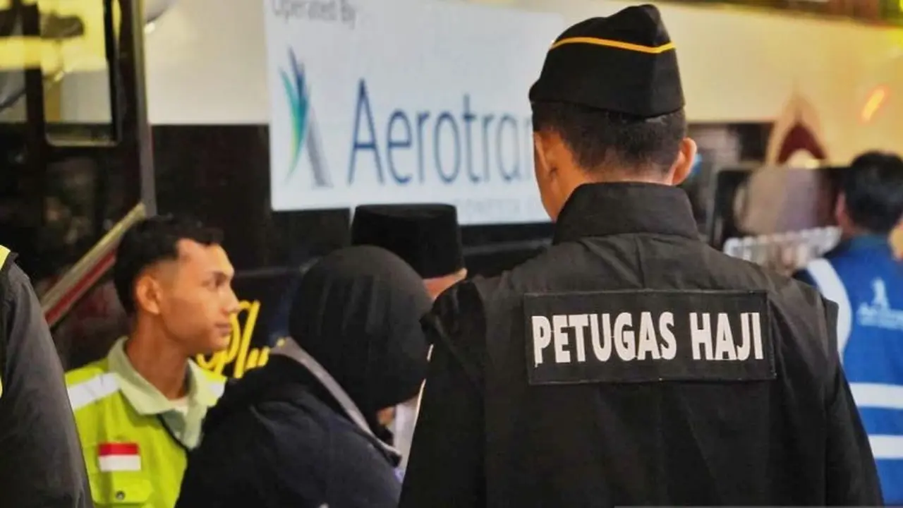 Petugas dari Imigrasi Bandara Soetta saat melakukan pemeriksaan terhadap calon penumpang penerbangan di Tangerang (Istimewa)
