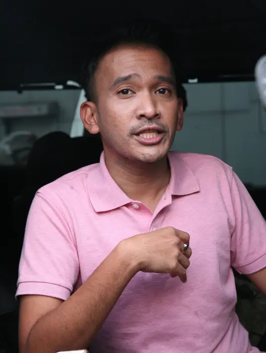 "Saya yakin Rina sampai membuka hijabnya sudah melalui proses yang panjang," sambung suami Sarwendah tu. (Nurwahyunan/Bintang.com)