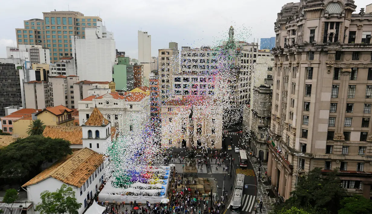 Anggota Kamar Dagang dan Industri melepaskan ribuan balon ke langit Sao Paulo di Brasil, Jumat (29/12). Sekitar 50 ribu balon diterbangkan sebagai bagian dari perayaan dan sambutan hangat pada tahun yang baru. (AP Photo/Nelson Antoine)