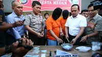 Tersangka dan barang bukti pil ekstasi yang disita dari pabrik narkoba rumahan di Medan, Sumatera Utara. (Liputan6.com/Reza Perdana)