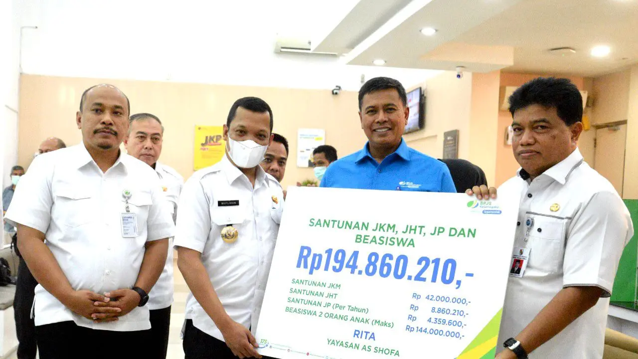 Wali Kota Pekanbaru Serahkan Santunan Kematian BPJS Ketenagakerjaan Sebesar Rp446 Juta