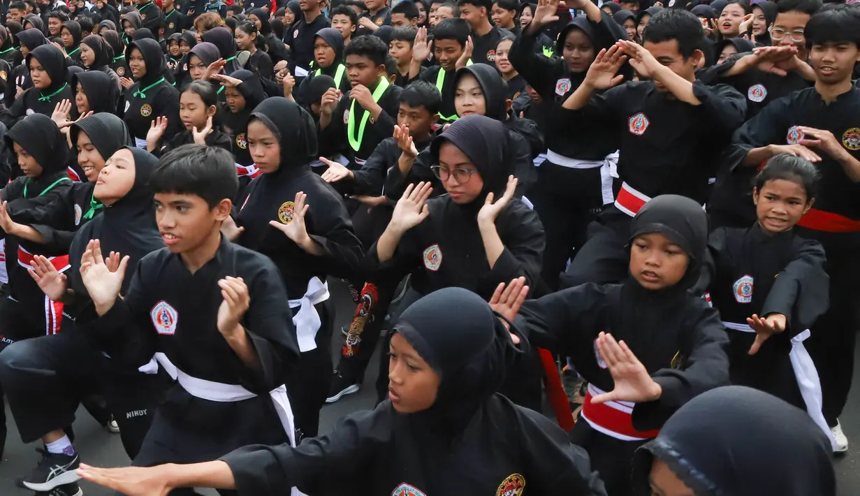 Pesilat dari berbagai perguruan silat se-Jabodetabek mengikuti Flash Mob Pencak Silat saat kegiatan CFD di kawasan Bundaran HI Jakarta, Minggu, 9 Agustus 2026. (KLY/Arie Basuki)