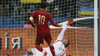 Tendangan penalti pemain Spanyol Cesc Fabregas digagalkan kiper Ukraina  Andriy Pyatov dalam lanjutan kualifikasi Piala Eropa 2016 Grup C, Selasa (13/10/2015). (Liputan6.com/REUTERS/Gleb Garanich)