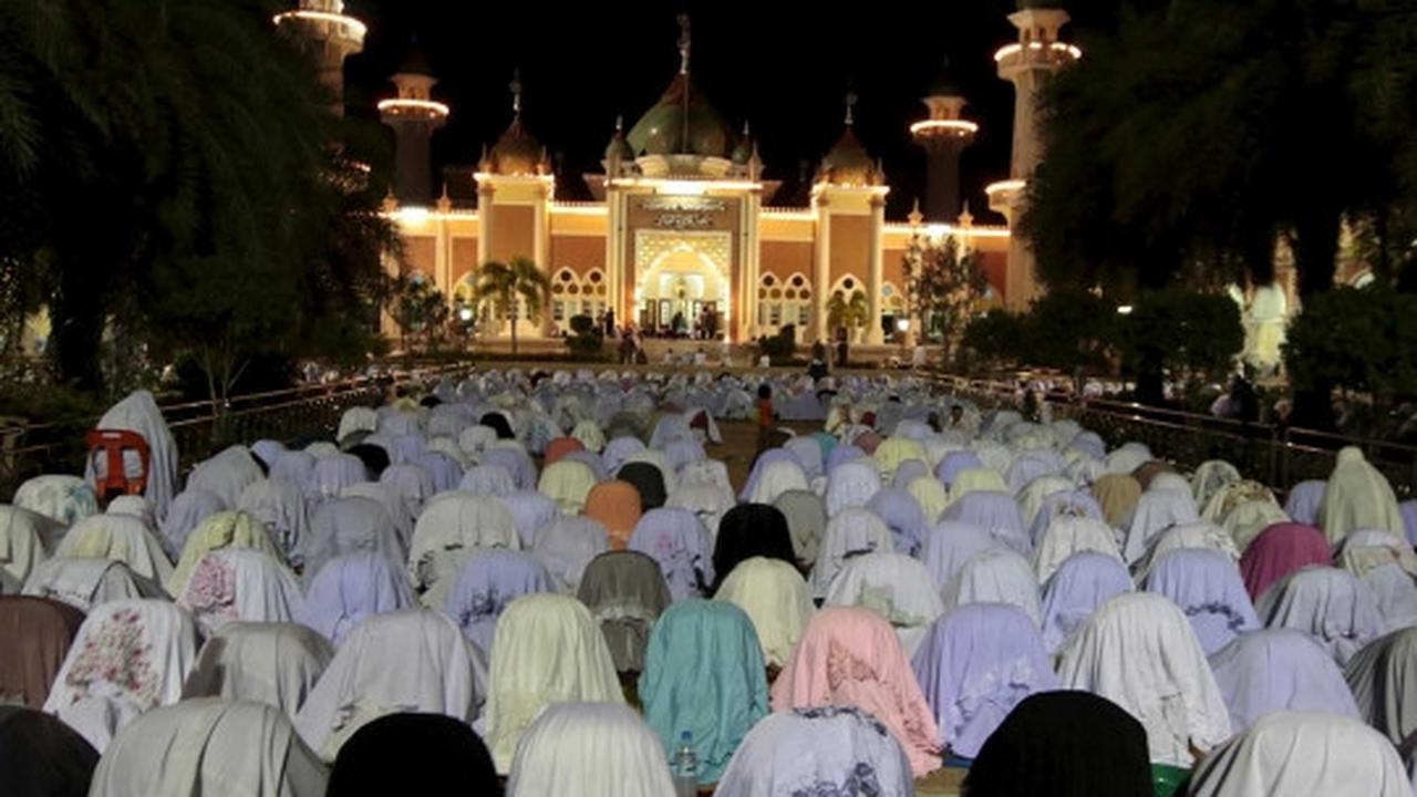 Kekhusyukan muslim Thailand salat tarawih di Masjid Pattani
