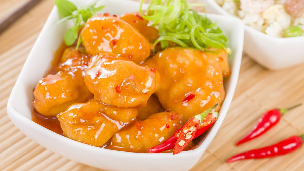 Sepiring nugget saus pedas dengan lapisan renyah dan saus pedas menggoda