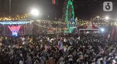 Warga antre menaiki komidi putar pada malam Jaya Raya Jakarnaval atau Jakarta Night Carnaval Jakarta di kawasan Monumen Nasional, Sabtu (22/6/2024).  (merdeka.com/Imam Buhori)