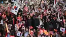 Para pendukung Yoon Suk Yeol melambaikan bendera Korea Selatan dan Amerika Serikat dalam sebuah unjuk rasa di dekat kediaman presiden di Seoul pada tanggal 8 Maret 2025, setelah iring-iringan mobil yang membawa Yoon tiba di kediaman tersebut. (Jung Yeon-je/AFP)