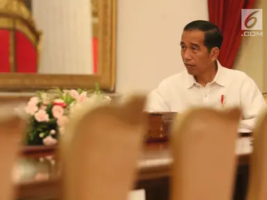 Seorang sopir truk bernama Agus Yuda (kiri) berbincang dengan Presiden Joko Widodo di Istana Negara, Jakarta, Selasa (8/5). Agus mengaku berjalan kaki selama 26 hari dari Sidoarjo menuju Jakarta untuk bertemu Jokowi. (Liputan6.com/Angga Yuniar)