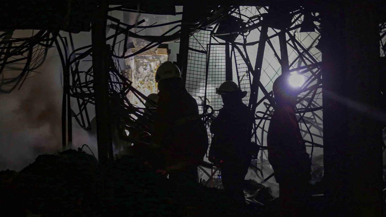 FOTO: Api Lahap Pasar Taman Puring, 500 Kios Hangus Terbakar