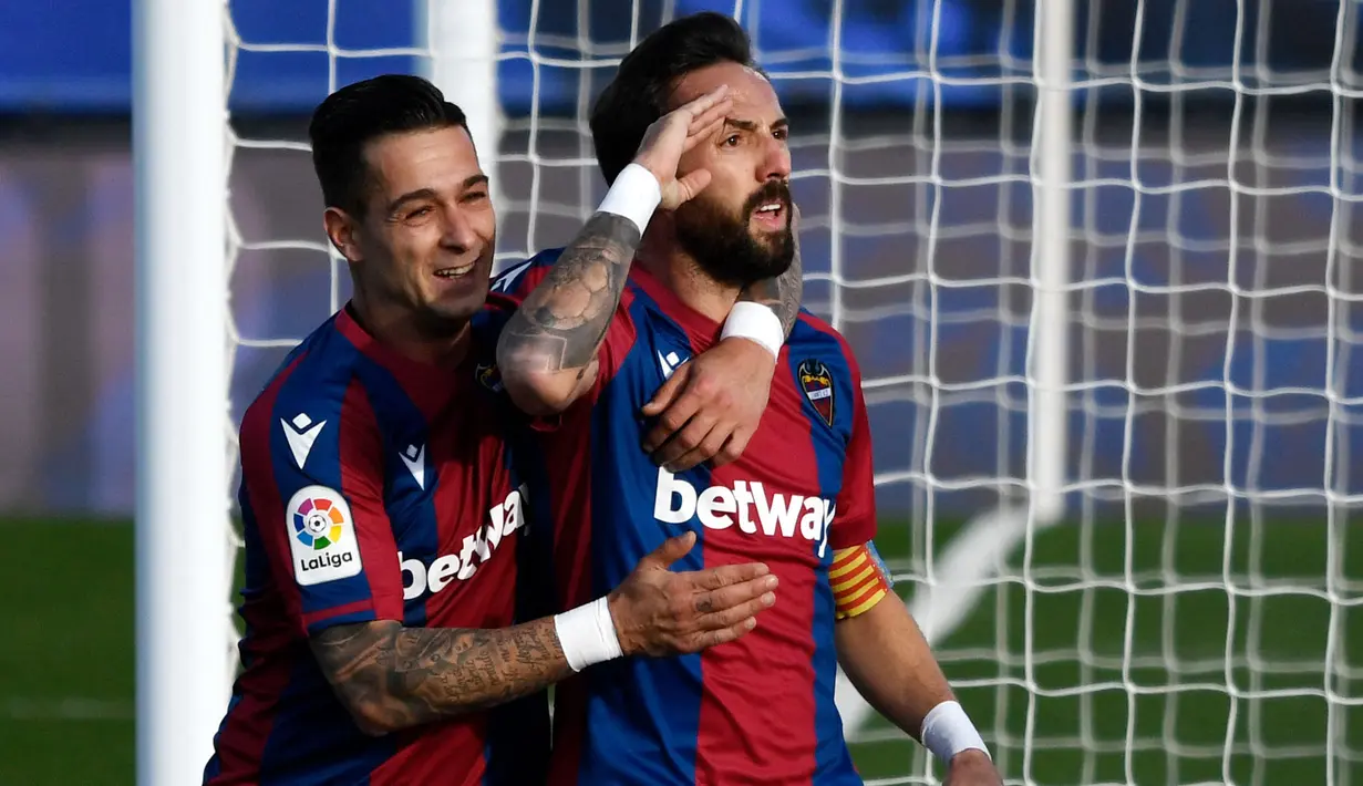 Jose Luis Morales akhirnya berpisah dengan Levante, klub yang dibelanya sejak 2013 lalu. Ia kemudian direkrut oleh Villareal dengan status bebas transfer. Hadirnya pria 34 tahun itu bisa memberikan opsi baru di lini serang Villarreal guna menghadapi banyaknya kompetisi musim depan. (AFP/Pierre-Philippe Marcou)
