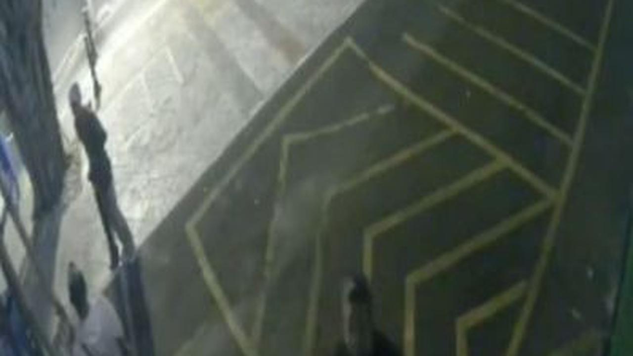 Andika menjelaskan, upaya pembunuhan itu terjadi pada dini hari.<br>