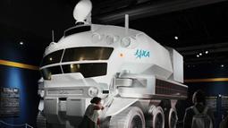 Model kendaraan penjelajah bulan bertekanan berawak pertama di dunia yang akan digunakan dalam program eksplorasi bulan Artemis ditampilkan dalam pratinjau pers sebelum pameran khusus bertajuk “Deep Space - To the Moon and Beyond” di National Museum of Emerging Science and Innovation, or Miraikan, Tokyo, Jepang pada 11 Juli 2025. (Kazuhiro NOGI/AFP)