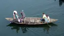 Tim penyelamat dibantu warga mengevakuasi korban jatuhnya sebuah bus ke ke Sungai Bhairav, negara bagian Bengal Barat, India, Senin (29/1). Bus tersebut terjun dari ketinggian 12 meter ke sungai setelah menabrak pagar pembatas jembatan. (AFP Photo)