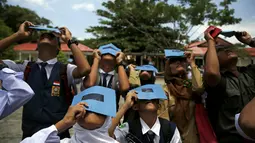 Siswa dan Guru menjajal kacamata filter saat workshop bersama Hong Kong Astronomical Society dan LAPAN di sekolah di Ternate, (7/3). Gerhana Matahari Total akan melintasi sejumlah kota di Indonesia pada 9 Maret 2016 mendatang. (REUTERS/Beawiharta)