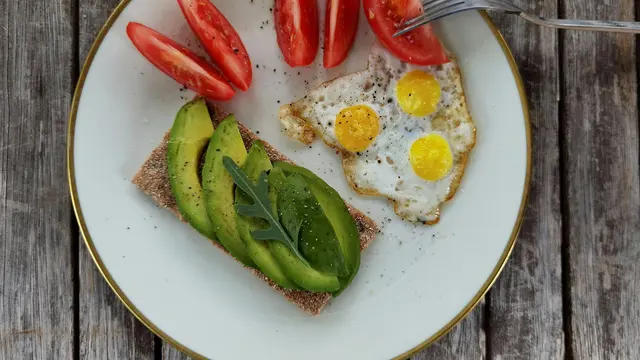 Mengatur Pola Makan dengan Nutrisi Padat untuk Menjaga Energi Tubuh agar Tetap Stabil Seharian