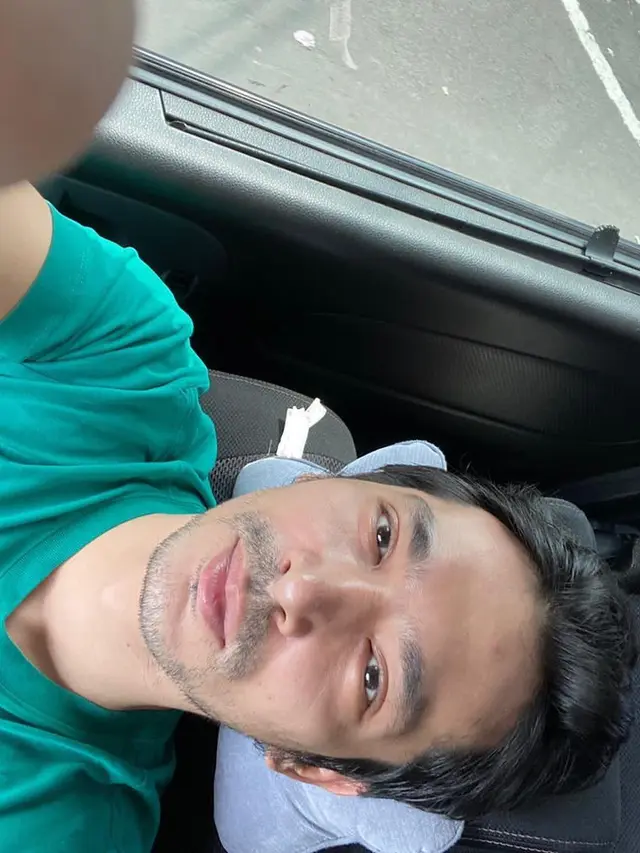 6 Potret Selfie Abimana Aryasatya dengan Ekspresi Datar Ini Ala Bapak-Bapak Banget