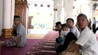Dengan disaksikan orangtua, guru, Wakil Wali kota Patriana Sosialinda dan imam besar Masjid Raya Baitul Izzah, mereka melakukan salat Taubat