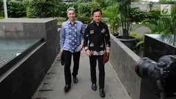 Pasangan bakal calon Wali Kota dan Wakil Wali Kota Bogor, Bima Arya (kanan)-Dedie A Rachim menuju gedung KPK, Jakarta, Jumat (19/1). Keduanya datang untuk menyerahkan Laporan Harta Kekayaan Penyelenggara Negara (LHKPN). (Liputan6.com/Helmi Fithriansyah)