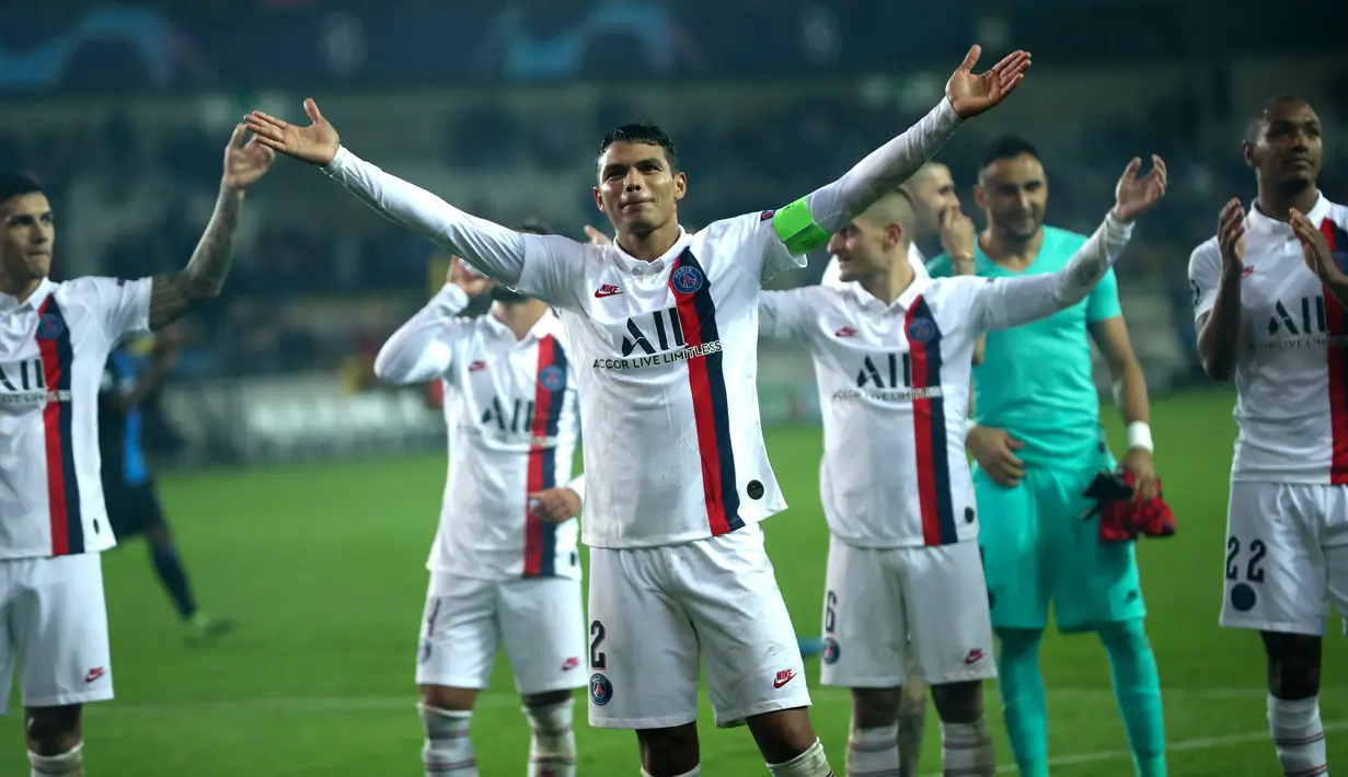 Pemain Paris Saint-Germain (PSG) Thiago Silva (tengah) bersama rekan-rekannya merayakan kemenangan atas Club Brugge pada laga Grup A Liga Champions di Stadion Jan Breydel, Bruges, Belgia, Selasa (22/10/2019). PSG menang 5-0. (AP Photo/Francisco Seco)