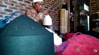 Cerita Perajin Peci Sufi yang Kewalahan Terima Order