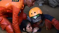 Tim penyelamat mencoba mengevakuasi korban gempa dan tsunami yang melanda Palu, Sulawesi Tengah, Minggu (30/9). Sebanyak 18 negara menawarkan bantuan untuk bencana gempa dan tsunami Palu-Donggala. (AP Photo/Arimacs Wilander, File)