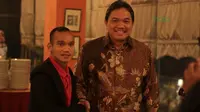 Riko Simanjuntak dan CEO Madura United, Achsanul Qosasihsaat bertemu di acara APPI Footballer Of The Month di Jakarta, Rabu (9/2018). (Bola.com/Nick Hanoatubun)