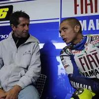 Valentino Rossi mungkin saja juara dunia, dieluk-elukkan sejagat raya. Tapi dia tetap anak yang berbakti pada ayahnya!