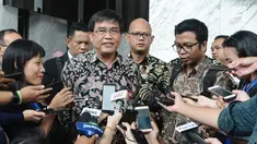 Direktur Perijinan Pengaturan dan Pengawasan Fintech OJK Hendrikus Passagi (tengah) memberi keterangan kepada awak media usai pertemuan dengan LBH Jakarta terkait aduan korban fintech di Jakarta, Jumat (14/12). (Liputan6.com/Angga Yuniar)