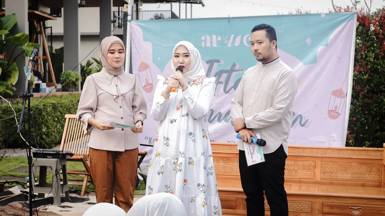 Nova Prastika Firdausi merupakan salah satu owner Arvven Kosmetik.