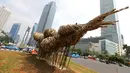 Sebuah instalasi bambu menghiasi kawasan Bundaran HI, Jakarta, Rabu (15/8). Instalasi bambu karya Joko Afianto dipajang untuk menyambut HUT Kemerdekaan RI dan Asian Games 2018. (Liputan6.com/Fery Pradolo)