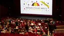Orang-orang duduk untuk sebuah pementasan di venue Centre Culturel di Brussels, Rabu (29/12/2021). Otoritas Belgia mengonfirmasi pembukaan kembali teater dan bioskop setelah pengadilan memenangkan gugatan dari sektor budaya terhadap penutupan venue-venue budaya. (HATIM KAGHAT/BELGA/AFP)