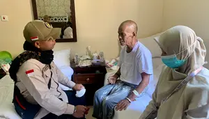 Pelaksana Lansia dan Disabilitas (Landis) melakukan pelayanan terhadap jemaah haji Indonesia. (Landis Sektor 5 PPIH Daker Makkah)