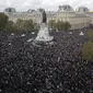Ribuan orang berkumpul di alun-alun Republique selama demonstrasi di Paris (18/10/2020). Mereka berkumpul untuk memberi penghormatan kepada seorang guru sejarah, Samuel Paty yang dipenggal kepalanya di Paris setelah mendiskusikan karikatur Nabi Muhammad di kelasnya. (AP Photo/Michel Euler)