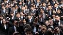 Sejumlah mahasiswa Jepang berteriak saat acara Job Hunting di Tokyo, Jepang, (1/3). Tujuan acara ini untuk mendorong semangat para mahasiswa sebelum berburu pekerjaan. (AP Photo / Shizuo Kambayashi)