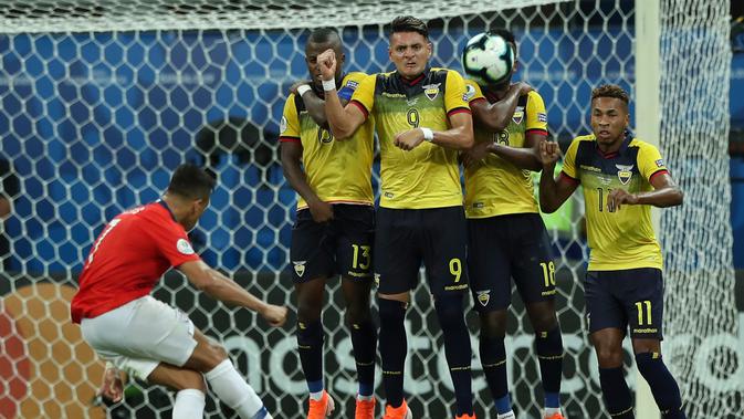 Para pemain Ekuador memblokir tendangan pemain Chile, Alexis Sanchez (kiri) saat bertanding dalam matchday kedua Grup C Copa America 2019 di Arena Fonte Nova, Salvador, Brasil, Jumat (21/6/2019). Chile melaju ke perempatfinal Copa America 2019. (AP Photo/Ricardo Mazalan)