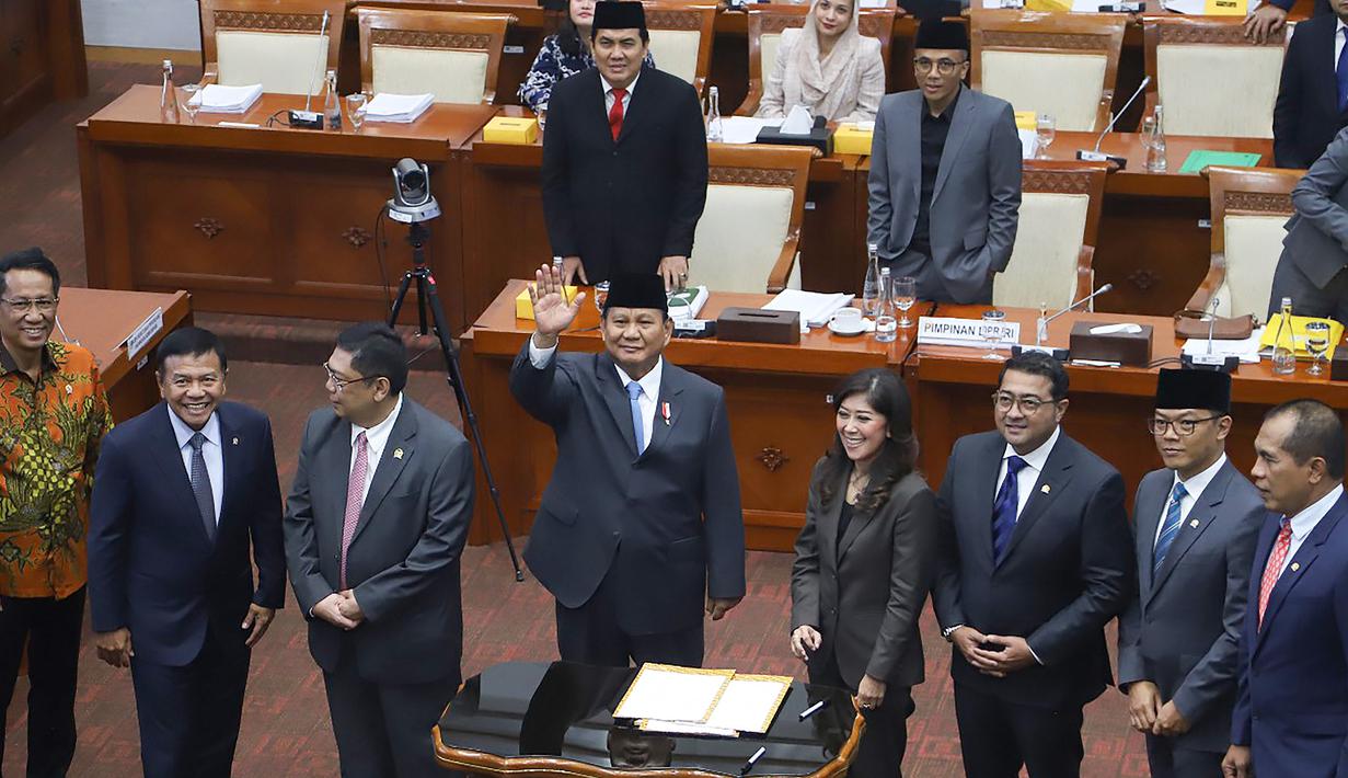 Menteri Pertahanan yang juga Presiden terpilih 2024-2029, Prabowo Subianto (tengah) saat mengikuti rapat kerja dengan Komisi I Dewan Perwakilan Rakyat (DPR) di Kompleks Parlemen, Jakarta, Rabu (25/9/2024). (merdeka.com/Arie Basuki)
