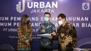Komisaris PT Nusa Wijaya Propertindo sebagai pemegang saham mayoritas URBAN Jacqueline Bastiaan Wijaya, Direktur URBN hasil RUPS Tahunan Rudy Gomedi dan Direktur Utama URBN Bambang Sumargono berbincang di sela-sela RUPS dan RUPSLB di Jakarta, Rabu (10/06/2021) (Liputan6.com/Fery Pradolo)