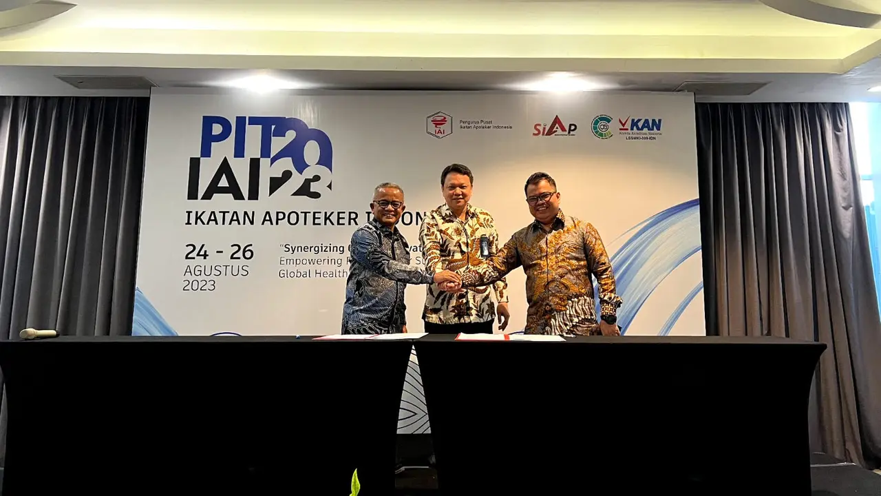 PT Kimia Farma Apotek (KFA) dan Ikatan Apoteker Indonesia (IAI) Solo menandatangani perjanjian kerja sama (PKS) tentang kolaborasi optimalisasi pelayanan kefarmasian