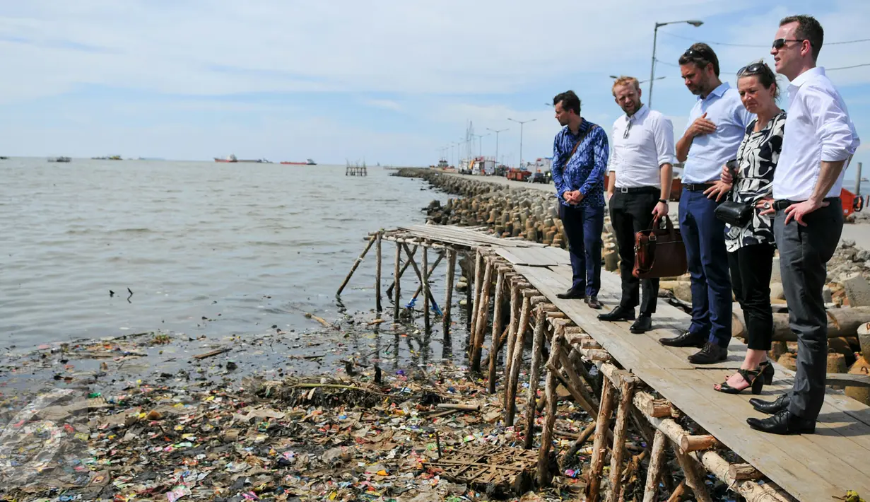 Menteri Lingkungan dan Pangan Denmark, Esben Lunde Larsen bersama stafnya saat melihat kondisi sampah yang berada di pinggiran pantai Muara Angke, Jakarta, Senin (11/4/2016). (Liputan6.com/Yoppy Renato)