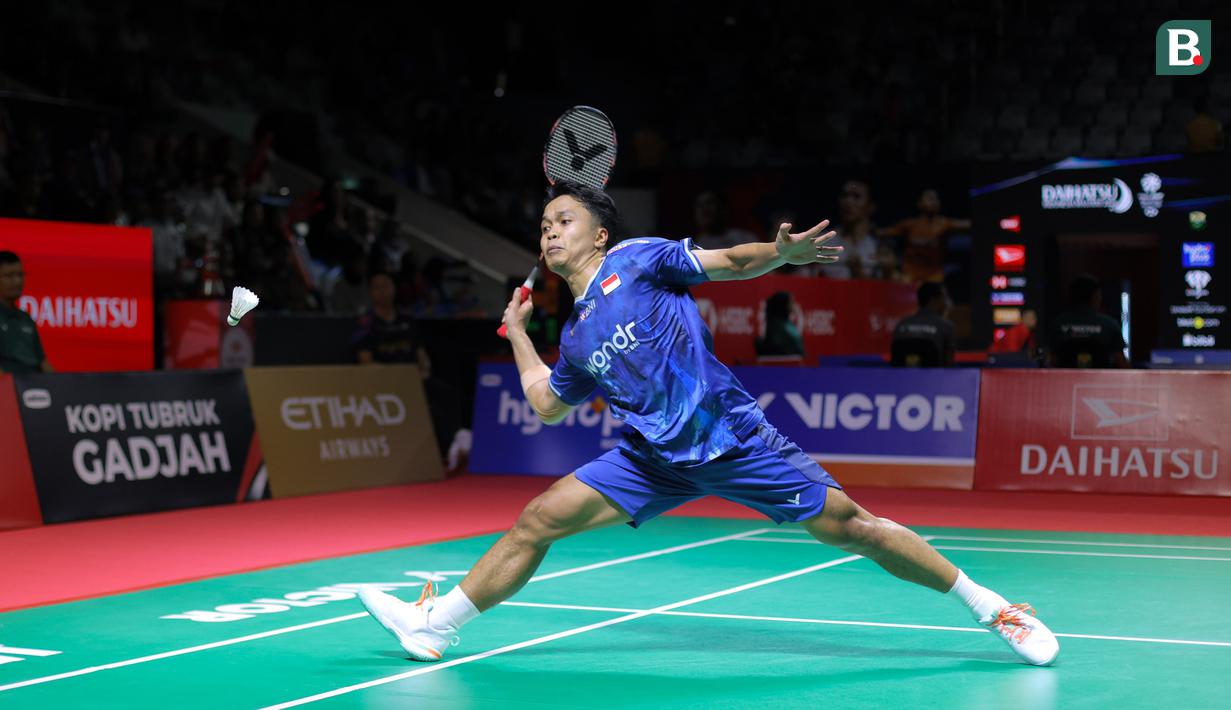 Pebulu tangkis tunggal putra Indonesia, Anthony Ginting berusaha menjangkau kok dalam babak kualifikasi Indonesia Masters 2026 melawan wakil Thailand, Kantaphon Wangcharoen di Istora, Senayan, Selasa (20/01/2026). (Bola.com/Bagaskara Lazuardi)