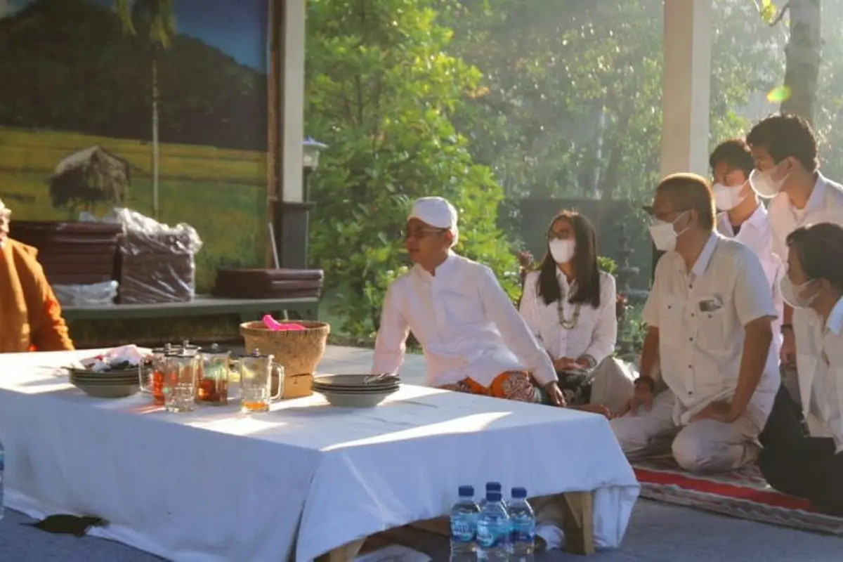 Umat Buddha menggelar Doa Kebahagiaan di Candi Borobudur, Sabtu (2/4/2022).
