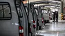 Pekerja merakit ambulans di basis manufaktur milik perusahaan Brilliance Auto di Shenyang, China, 3 Februari 2020. Gelombang pertama produksi sebanyak 10 ambulans bertekanan negatif akan rampung pada 5 Februari dan langsung digunakan untuk memerangi epidemi coronavirus baru. (Xinhua/Pan Yulong)