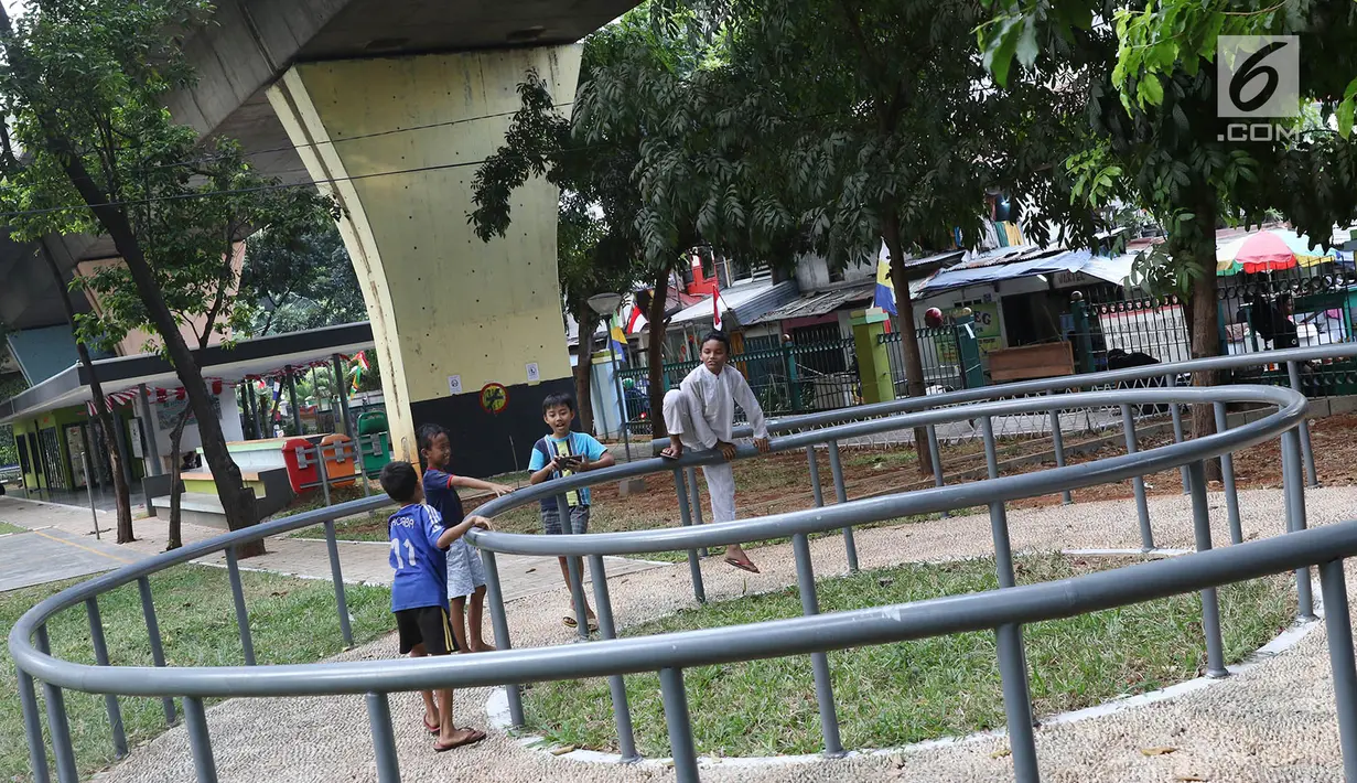 Anak-anak bermain di sekitar RPTRA Kebon Sirih, Jakarta, Jumat (4/8). Untuk mewujudkan kota ramah anak, Pemprov DKI Jakarta menargetkan adanya ruang publik terpadu ramah anak (RPTRA) di setiap RW se-DKI Jakarta. (Liputan6.com/Immanuel Antonius)