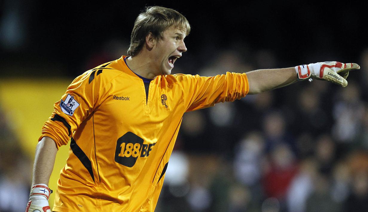 Jussi Jaaskelainen. Pemain Finlandia dengan penampilan terbanyak di Premier League dengan 436 laga dengan torehan 110 clean sheet. Kiper ini memperkuat Bolton Wanderers selama 15 musim mulai 1997/1998. Pada 2012/2013 ia hijrah ke West Ham selama 3 musim dan pensiun pada 2018. (Foto: AFP/Ian Kington)