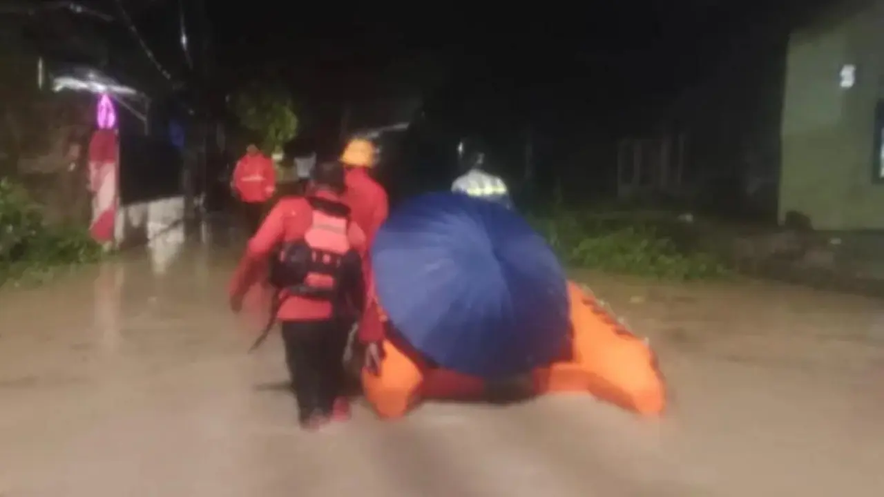 Banjir terjadi di Cirebon pada Selasa 23 Desember 2025 sore.