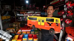Pedagang mainan kayu memperlihatkan barang dagangannya di kawasan Kalibata, Jakarta, Selasa (18/10). Mainan kayu tradisional semacam ini di jual dengan harga 75 ribu sampai 200 ribu. (Liputan6.com/Johan Tallo)