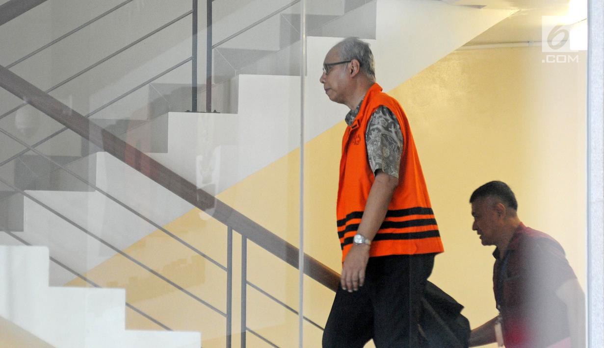 Dokter Bimanesh Sutarjo menaiki tangga saat akan menjalani pemeriksaan di Gedung KPK , Jakarta, Rabu (31/1). Bimanesh merupakan dokter yang menangani Novanto ketika mengalami kecelakaan pada 16 November 2017 saat dicari KPK. (Liputan6.com/Herman Zakharia)