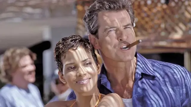 Momen saat Pierce Brosnan dan Halle Berry jadi bintang di film Die Another Day.